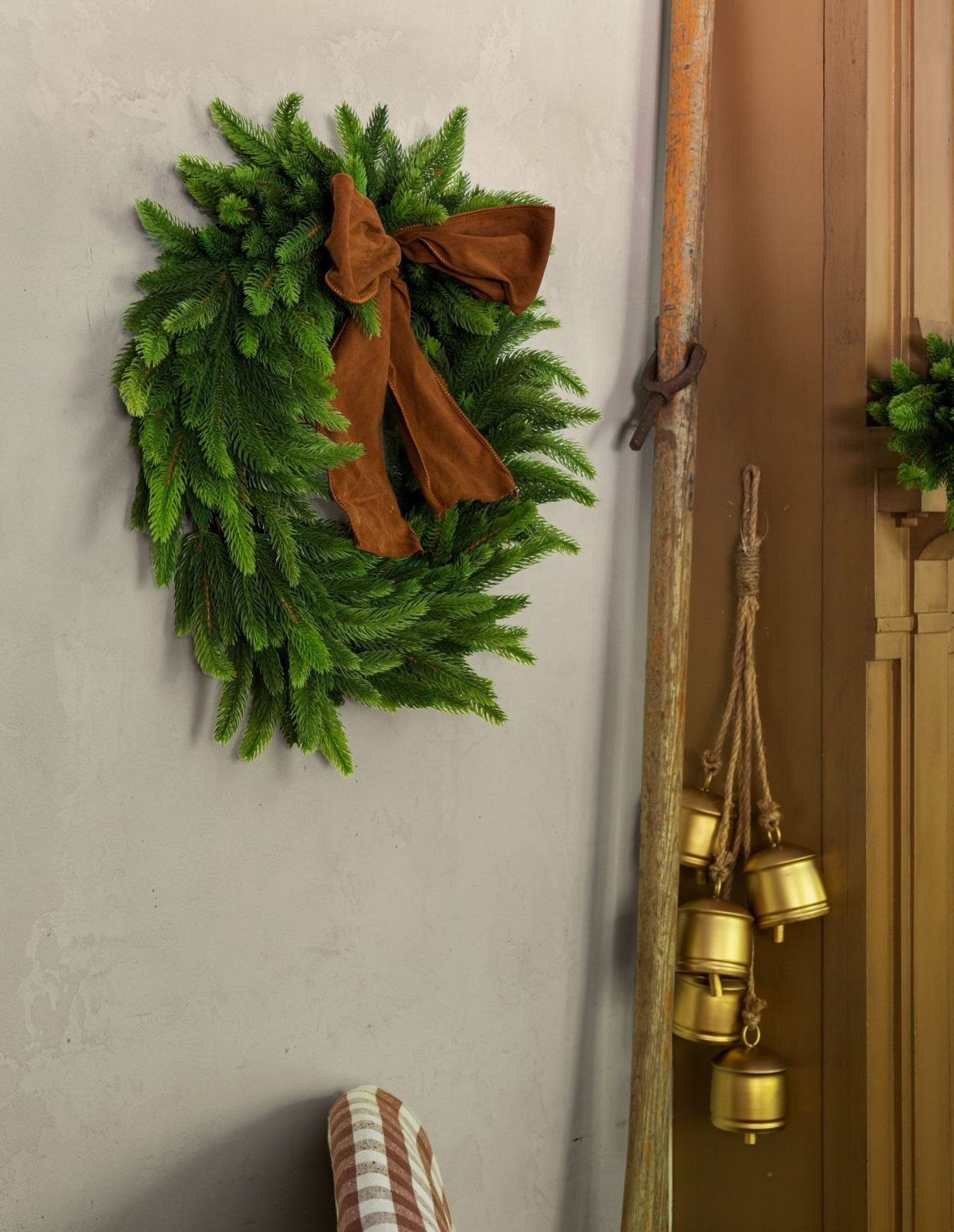 Couronne de Noël artificielle avec pin, ruban et cloches - Décors Véronneau