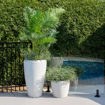 Outdoor chalk beige resin planter - Décors Véronneau