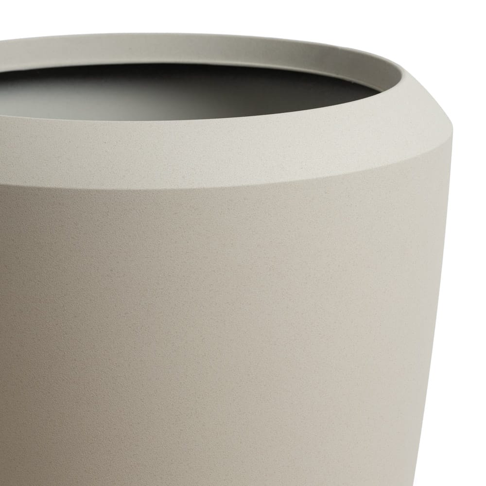 Outdoor chalk beige resin urn - Image 3 - Décors Véronneau