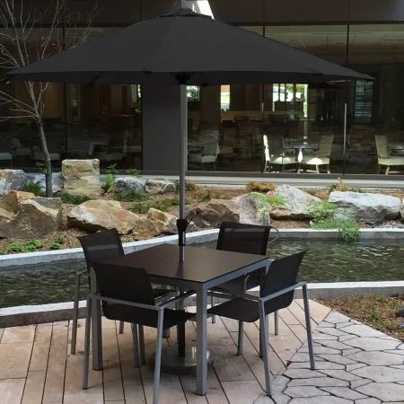 Parasol en aluminium et tissu sunbrella noir, système à poignée, 7' - Décors Véronneau