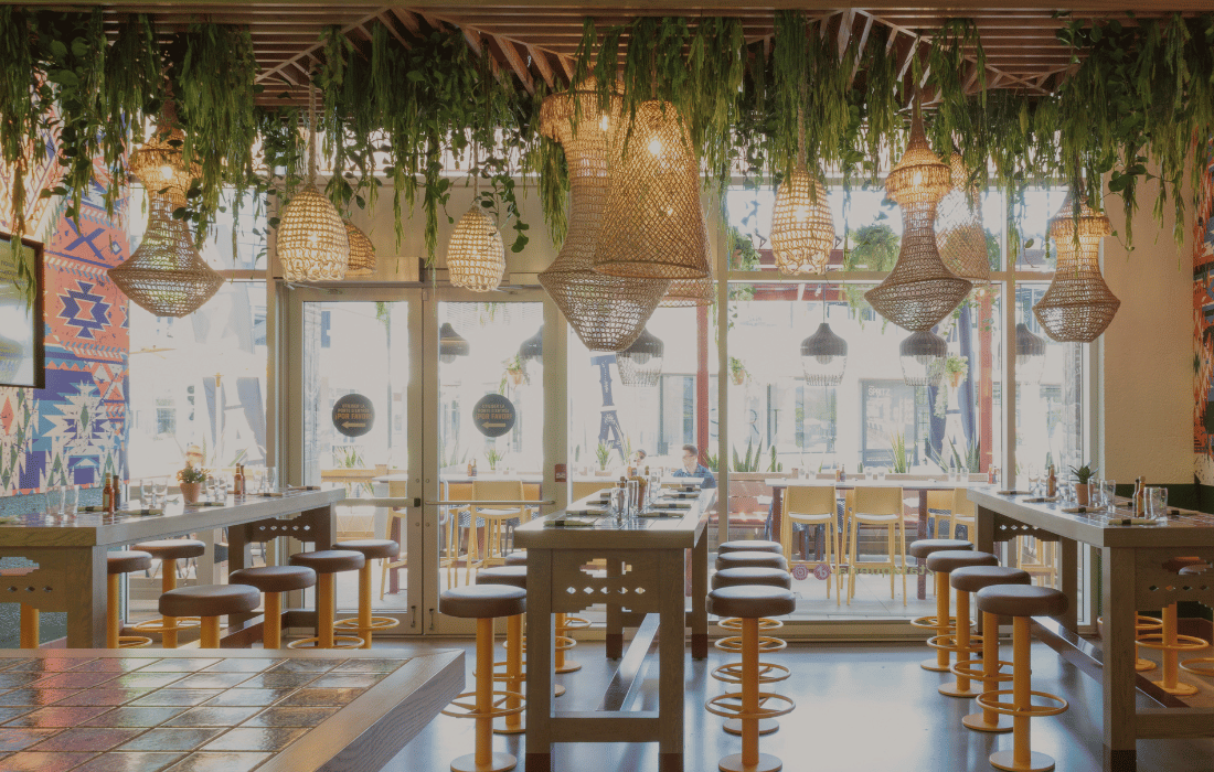 Plafond végétal artificiel retombant dans un restaurant - Décors Véronneau