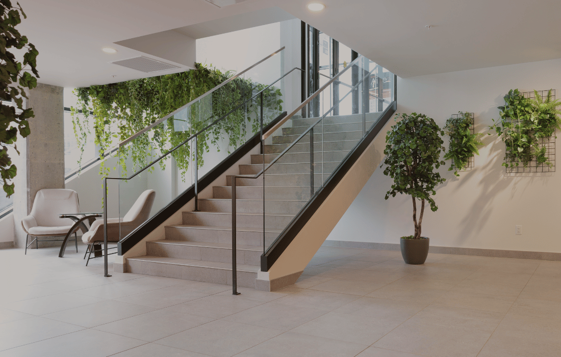 Arbre artificiel devant escalier - Décors Véronneau