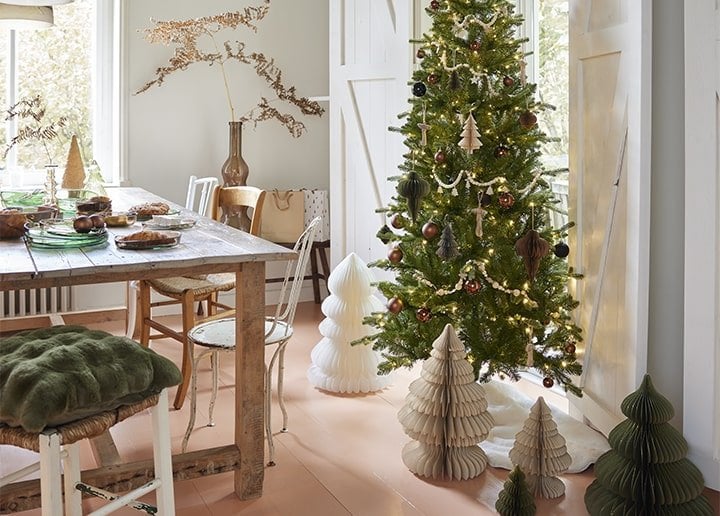 Sapin de Noël avec ornements en papier - Décors Véronneau