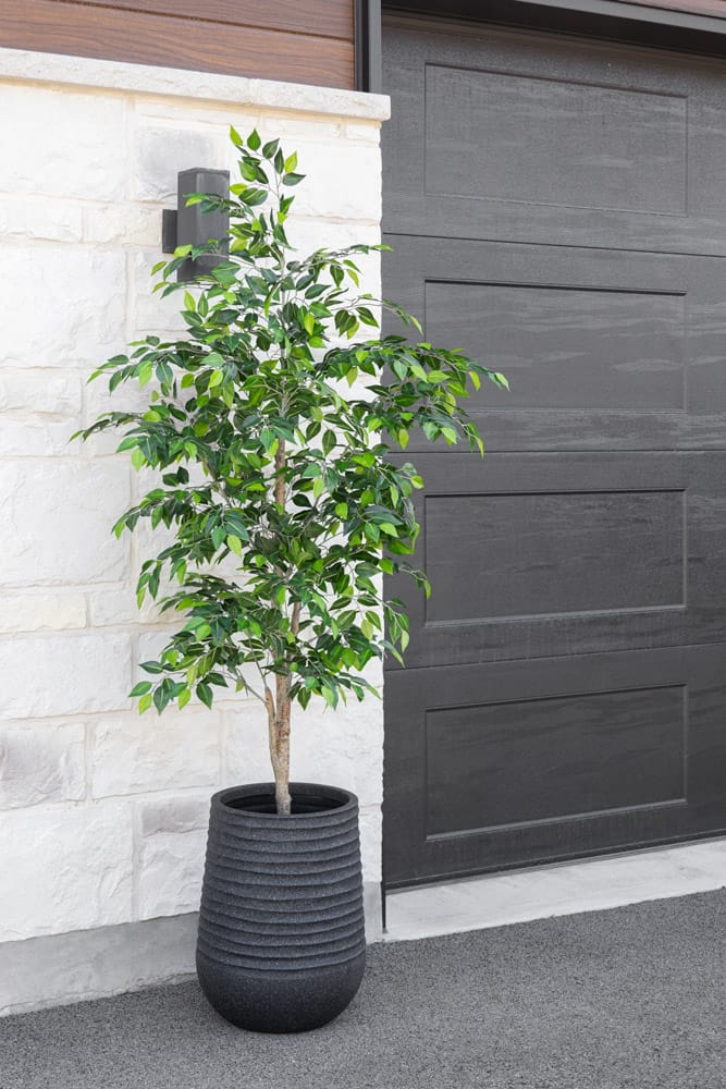 Tall textured black recycled polypropylene planter - Image 6 - Décors Véronneau
