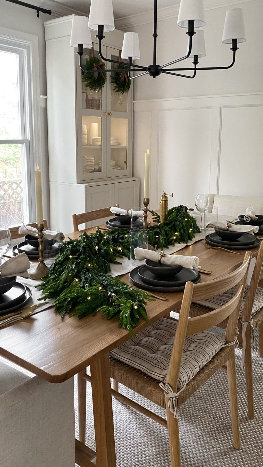 Guirlande de cyprès sur une table de Noël - Décors Véronneau