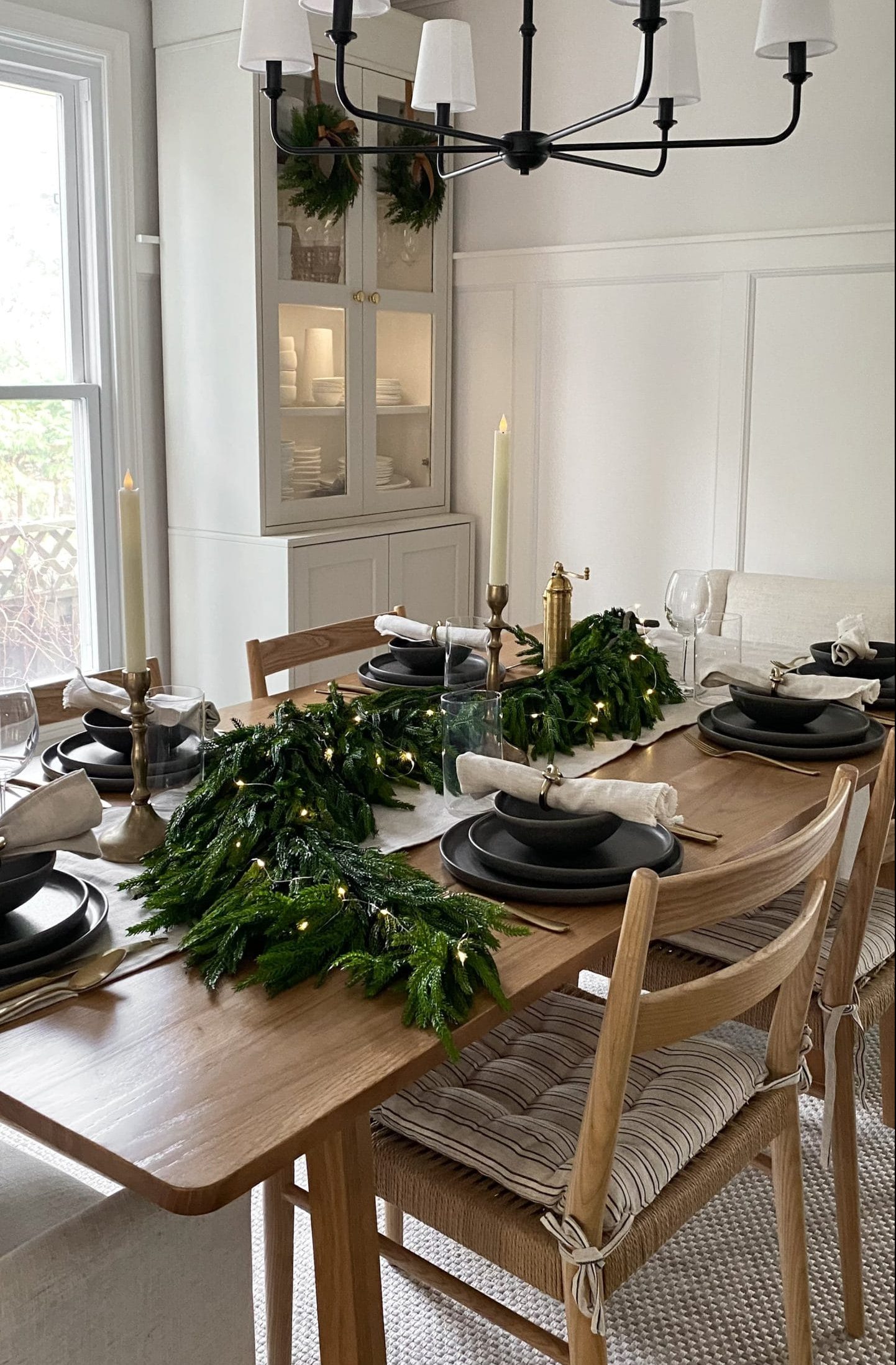 Guirlande de cyprès sur une table de Noël - Décors Véronneau