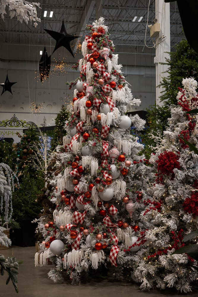 Sapin de Noël illuminé blanc norvège artificiel, 7,5-12' – Image 3 - Décors Véronneau