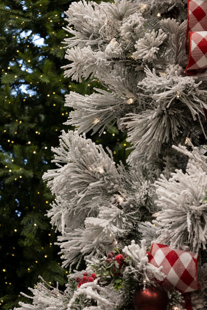 Sapin de Noël illuminé blanc norvège artificiel, 7,5-12' – Image 6 - Décors Véronneau