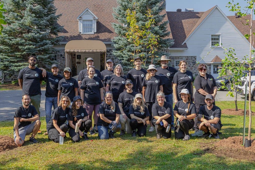 Photo équipe Décors Véronneau plantation d'arbres - Décors Véronneau