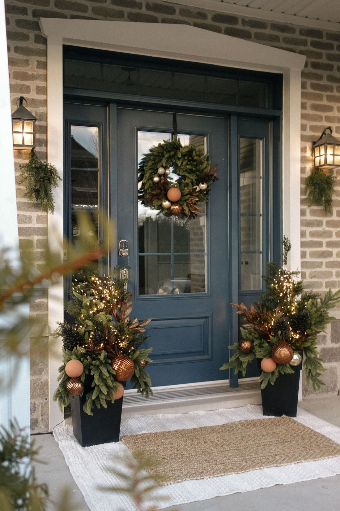 Couronne de Noël extérieure et arrangements de cèdre - Décors Véronneau