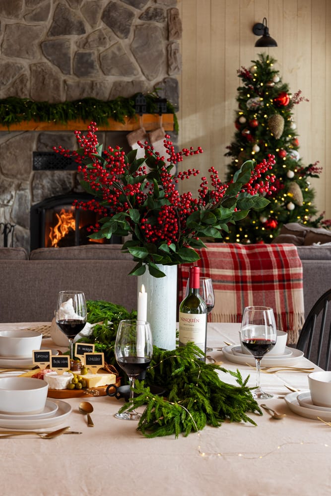Table de Noël avec vase de baies rouges traditionnelles - Décors Véronneau