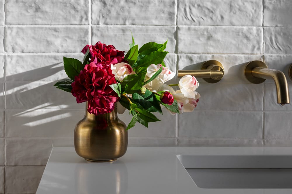 Petit arrangement floral bourgogne – Image 2 - Décors Véronneau