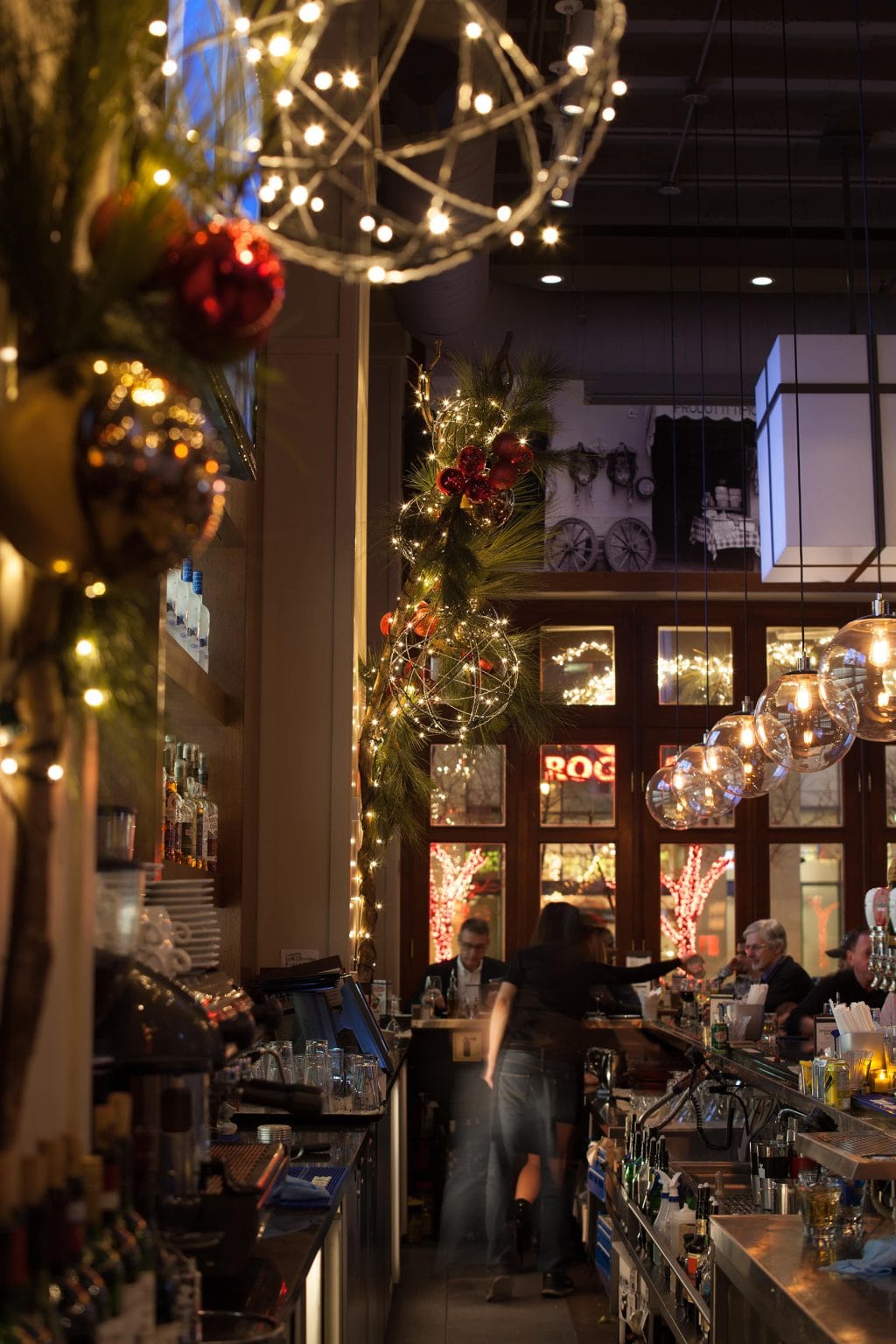 Arrangement branche de bois, sapinage et boules de Noël - Décors Véronneau