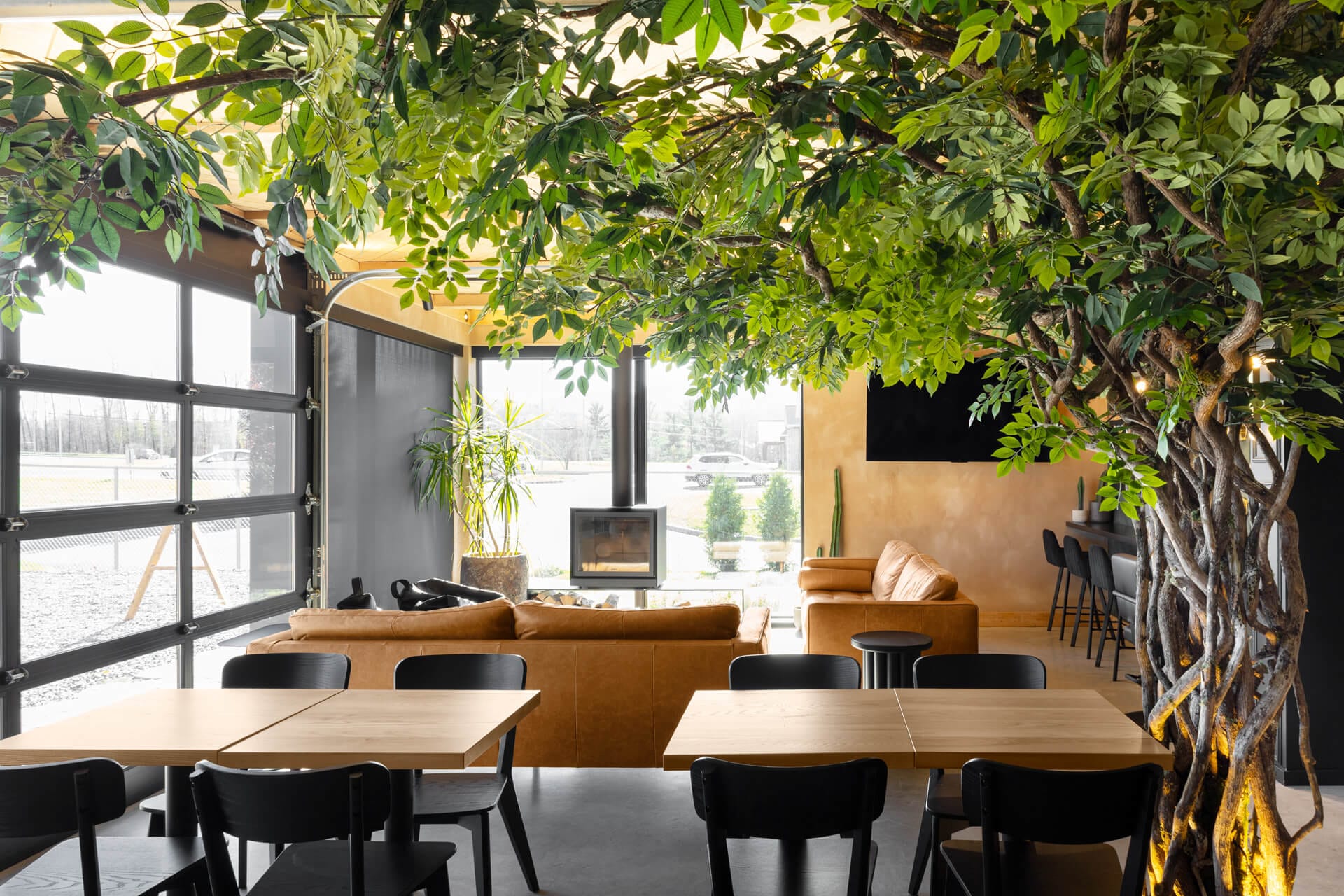 Arbre dans un restaurant - Décors Véronneau