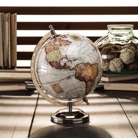 Globe terrestre blanc et brun sur pied argent, 8'' - Décors Véronneau