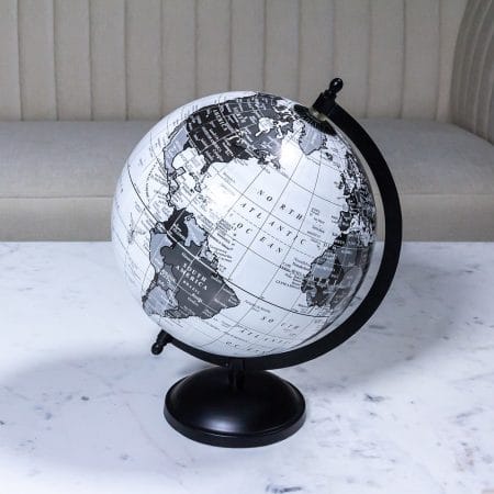Globe terrestre blanc et gris sur pied noir, 8'' - Décors Véronneau