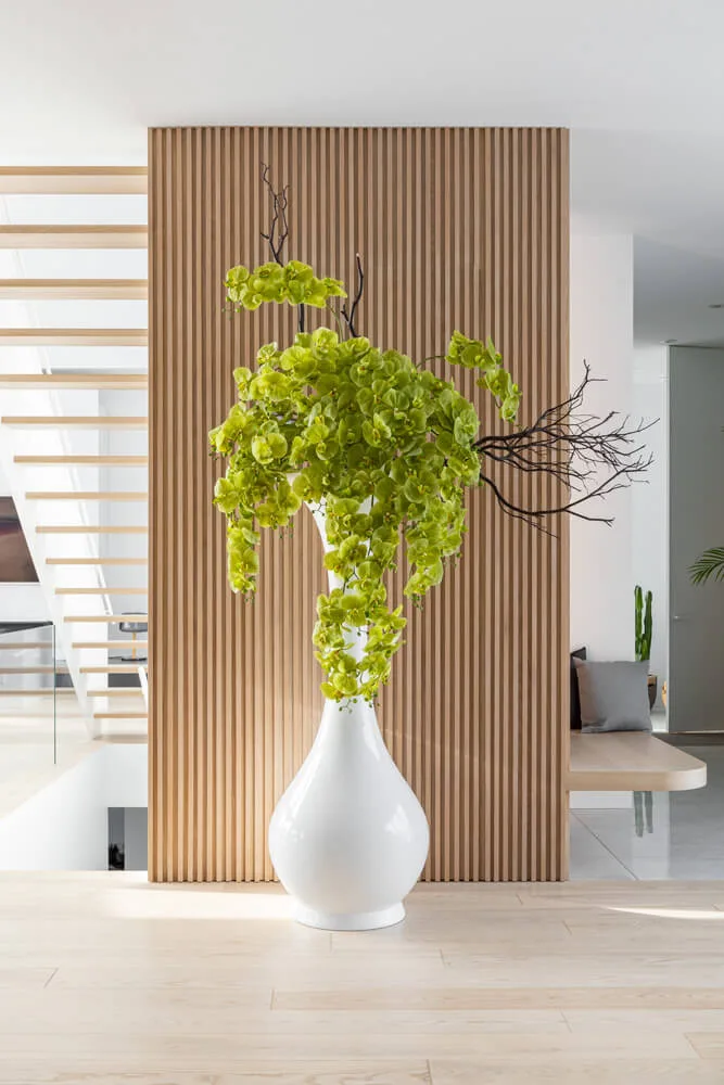 Arrangement d'orchidées en vase blanc - Décors Véronneau