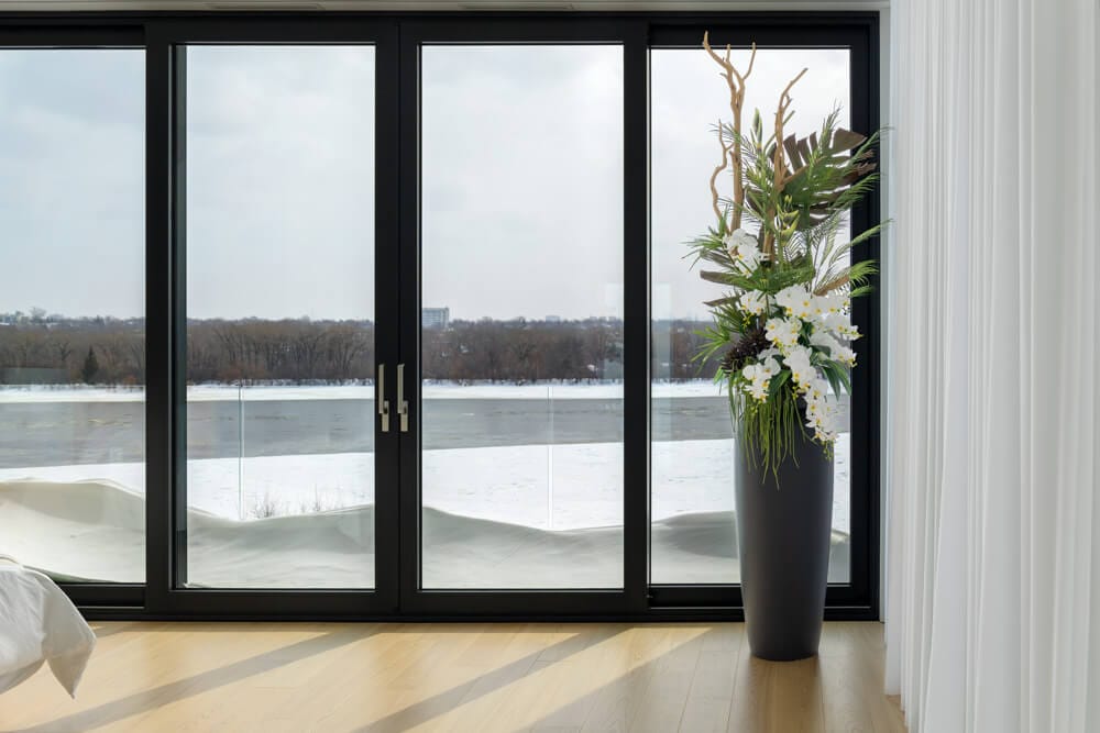 Grand arrangement en pot noir - Décors Véronneau