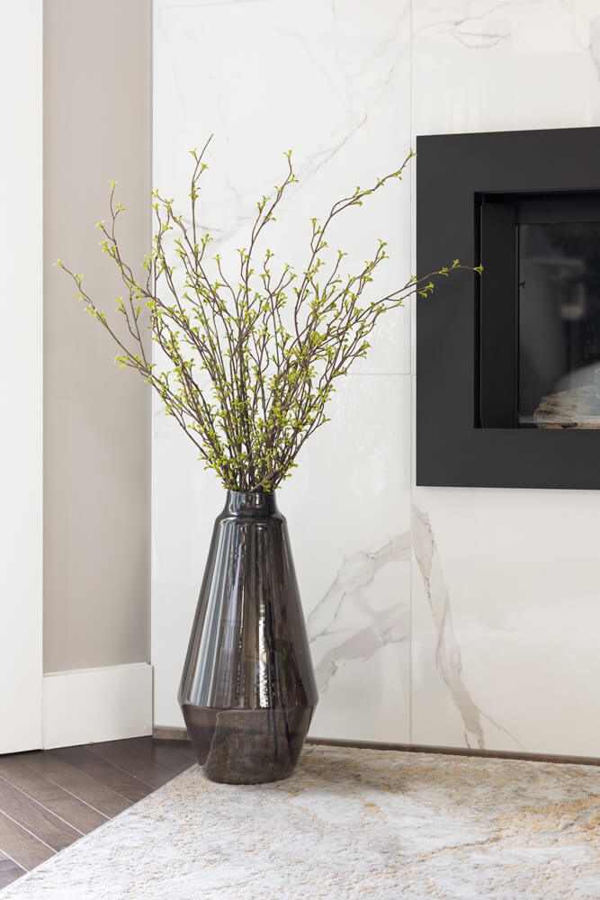 Vase en verre brun avec tiges de feuillage - Décors Véronneau