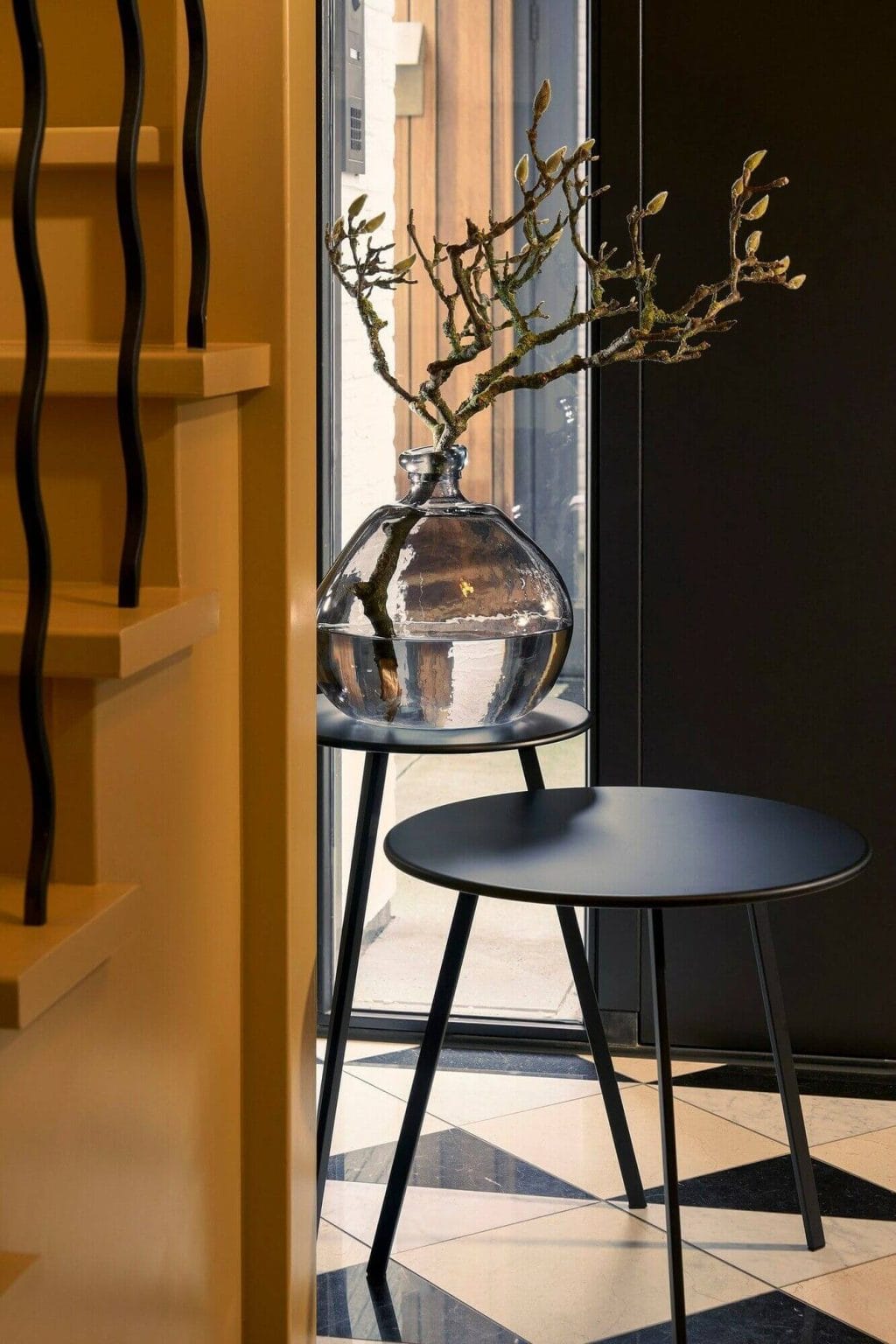 Vase bouteille en verre gris avec branche - Décors Véronneau