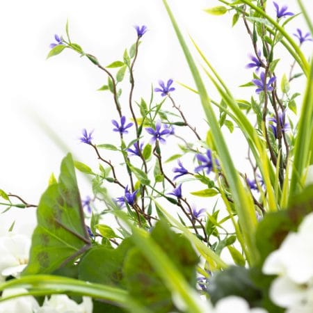 Arrangement extérieur blanc et mauve en pot de culture, 20 x 20'' - Décors Véronneau