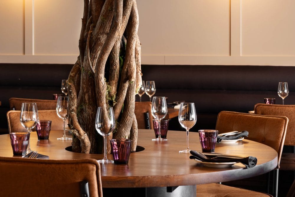 Arbre tronc texturé au restaurant Madame Bovary - Décors Véronneau