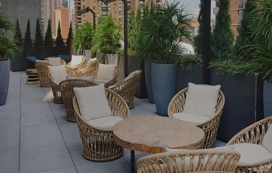 Terrasse d'un restaurant de l'hôtel au centre-ville de Montréal, design commercial - Décors Véronneau