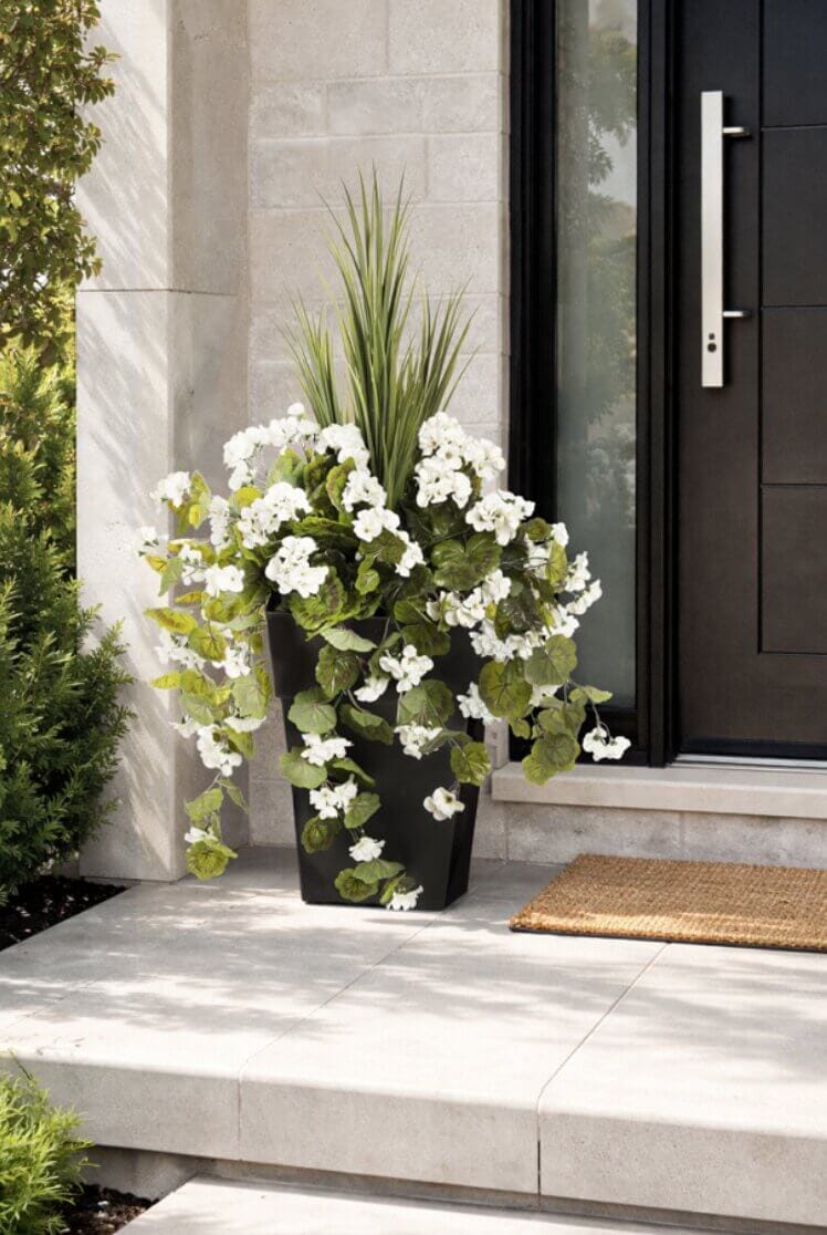 Jardinière de fleurs artificielles devanture - Décors Véronneau