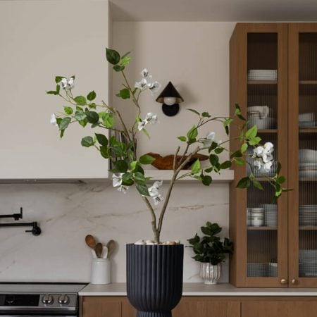 Arbre bougainvillier artificiel en pot noir, 36'' - Décors Véronneau