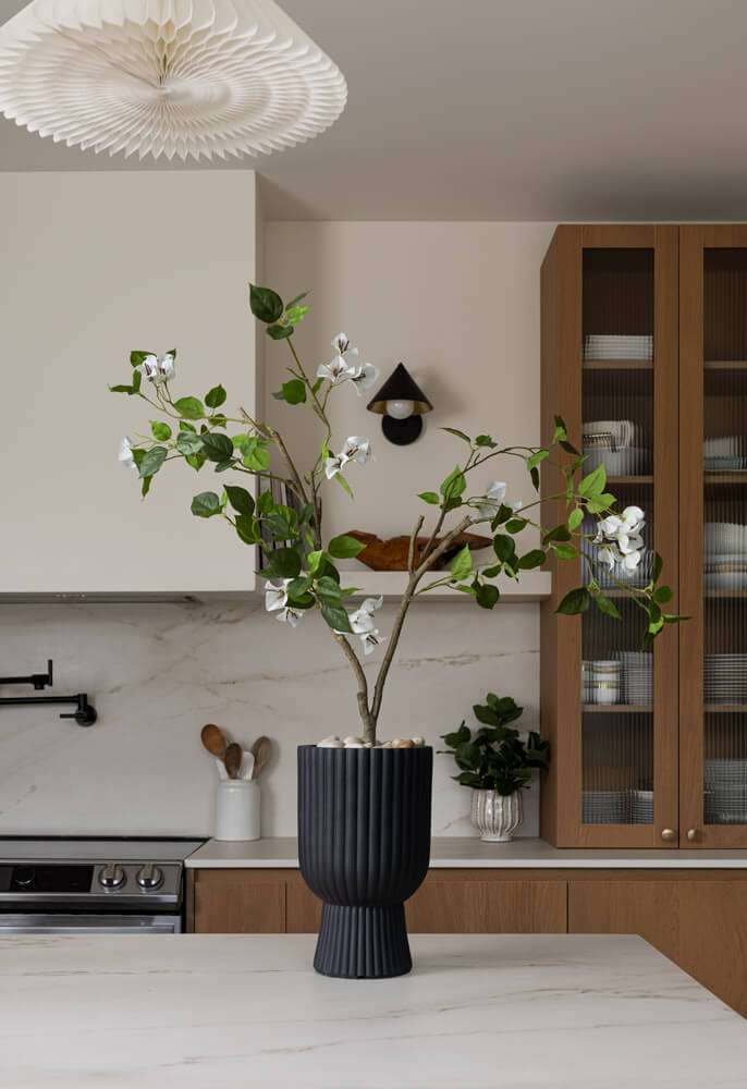 Petite plante artificielle sur un comptoir de cuisine bougainvillier - Décors Véronneau