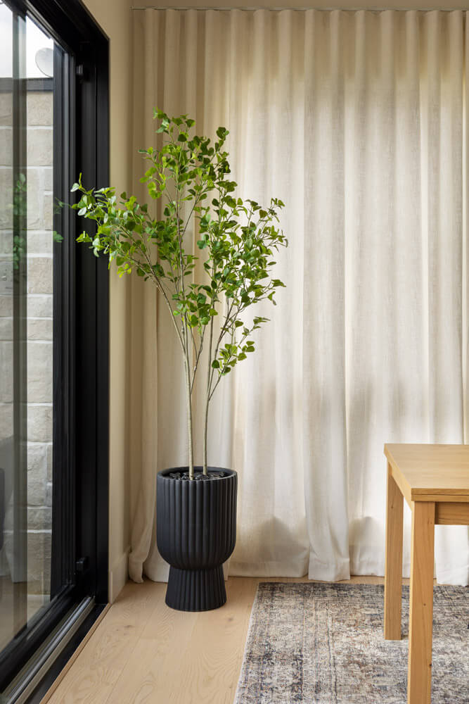 Arbre artificiel à feuilles dans une cuisine transitionnelle - Décors Véronneau