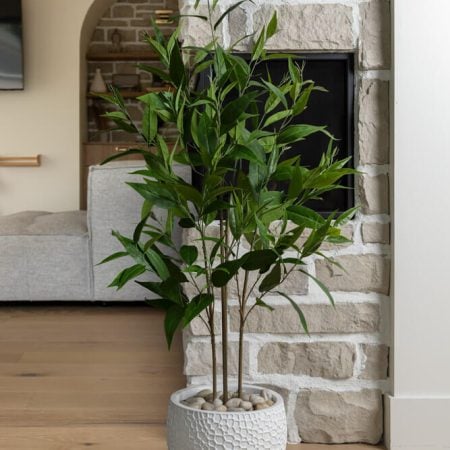 White embossed fiber clay round planter - Décors Véronneau