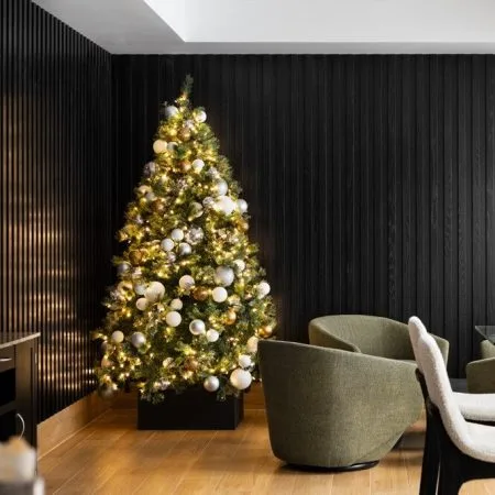Pre-lit cashmere artificial Christmas tree, 7,5-15' - Décors Véronneau