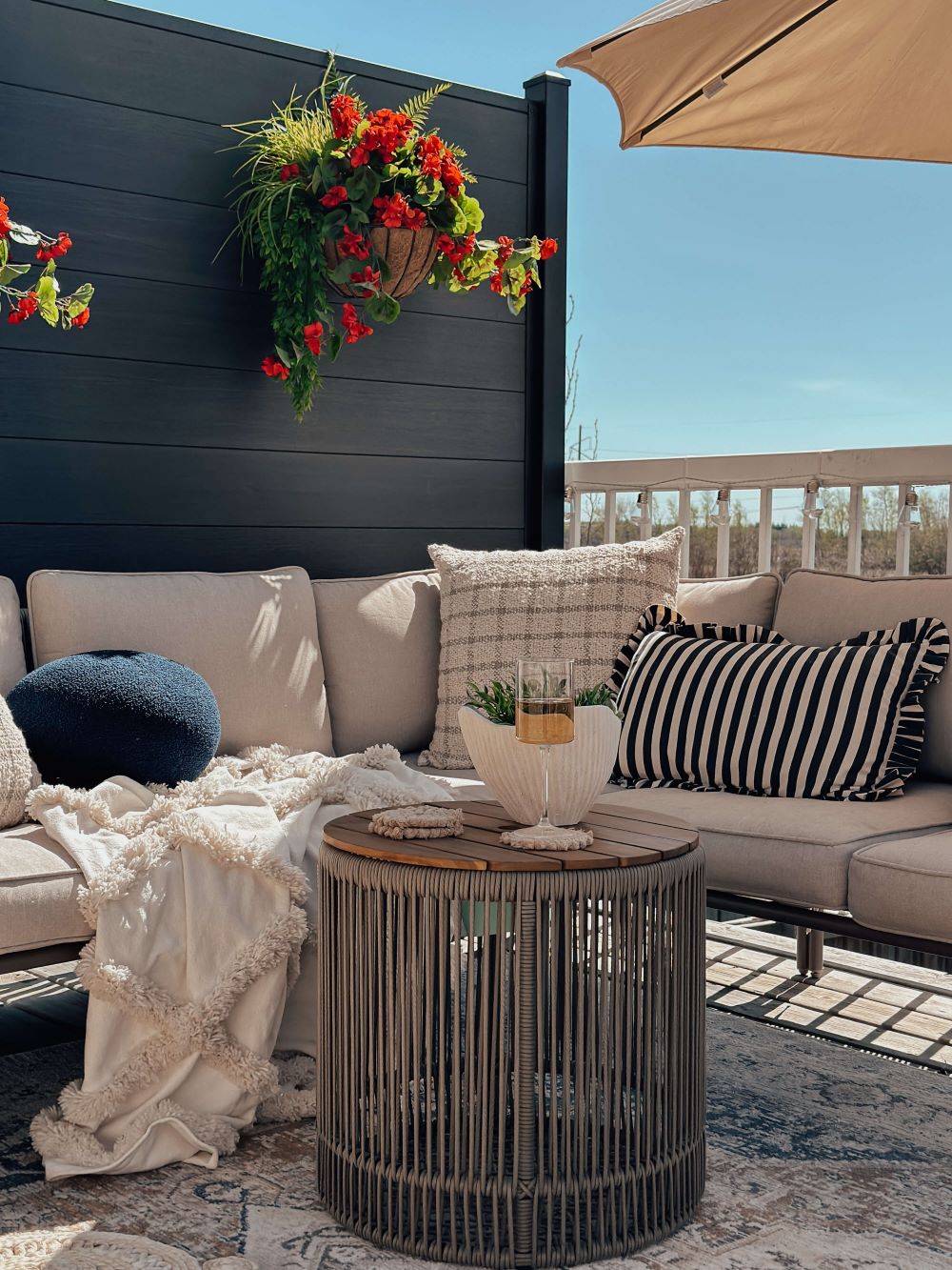 Patio extérieur avec jardinière suspendue de géranium rouge artificiel - Décors Véronneau