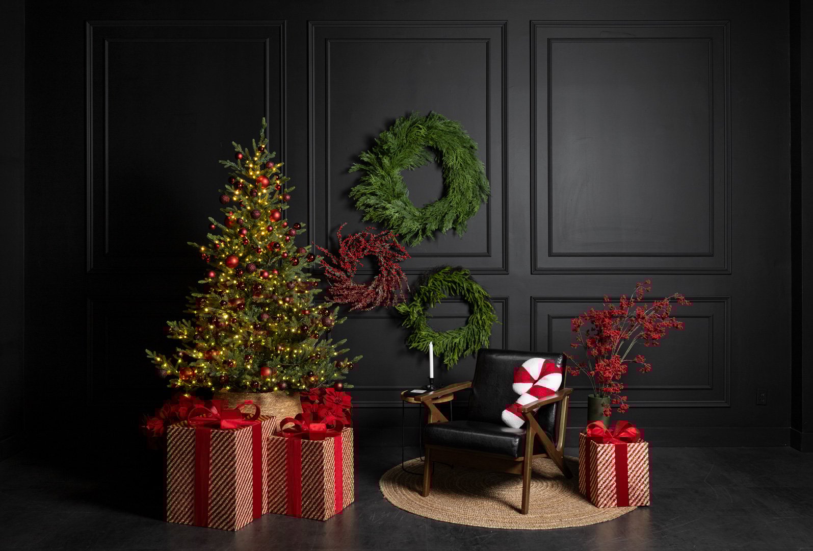 Sapin de Noël norvégien artificiel décoré de boules rouges et mur de couronnes de Noël, dont la couronne de cèdre en nouveauté. - Décors Véronneau