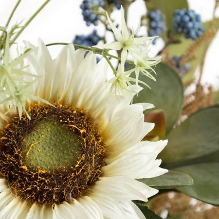 Grand arrangement de petites baies bleues et tournesols - Décors Véronneau