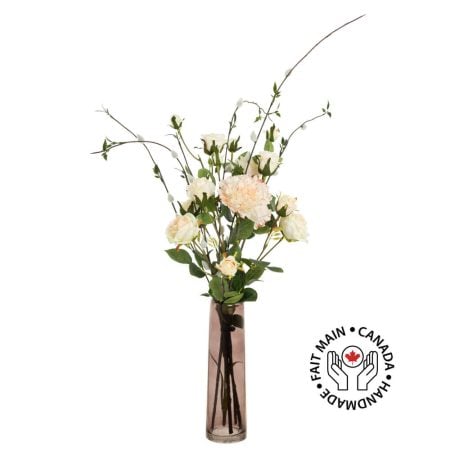 Petit bouquet de fleurs roses artificielles en vase ambré