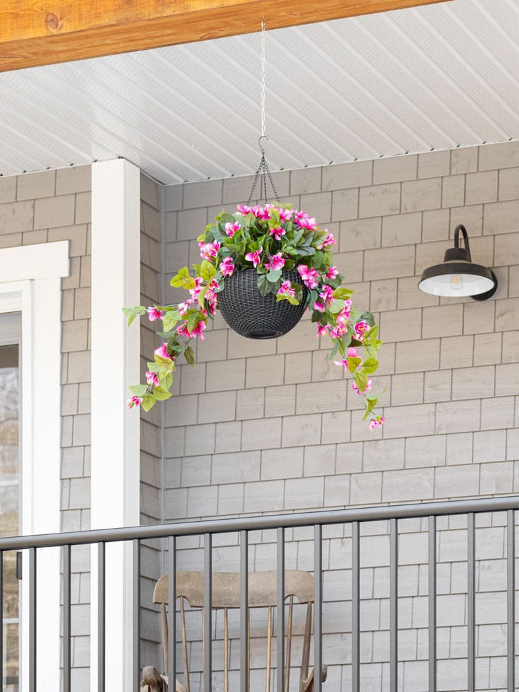 Jardinière suspendue d'azalée rose pâle en pot noir - Décors Véronneau