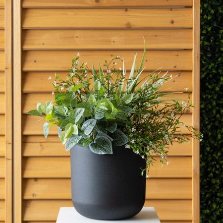 Arrangement de fleurs blanches artificielles en pot noir arrondi, 24 x 15'' - Décors Véronneau