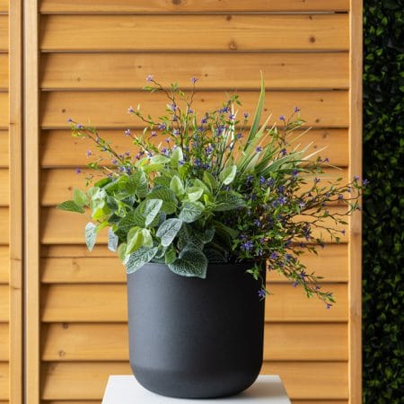 Arrangement de fleurs mauves artificielles en pot noir arrondi, 24 x 15'' - Décors Véronneau