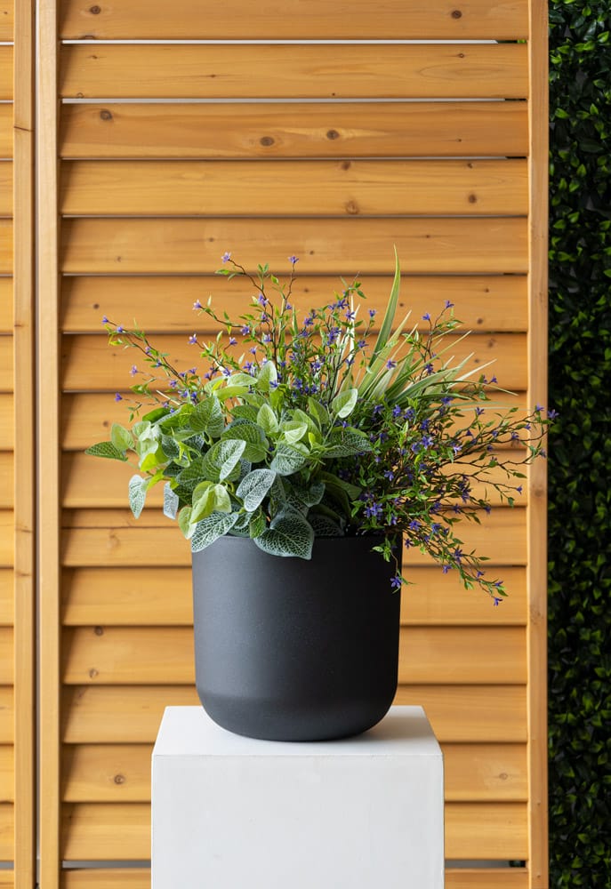 Arrangement de fleurs mauves artificielles en pot noir arrondi - Décors Véronneau