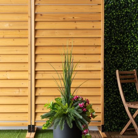 Jardinière extérieure d'azalée rose pâle artificielle et verdure - Décors Véronneau