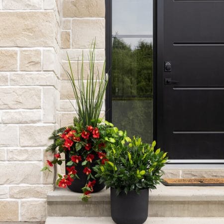 Jardinière extérieure d'hibiscus rouge artificiel et verdure - Décors Véronneau