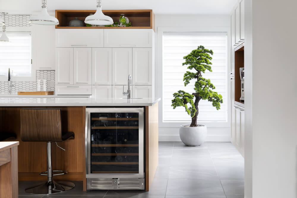 Bonsaï artificiel dans un pot blanc dans une cuisine - Décors Véronneau