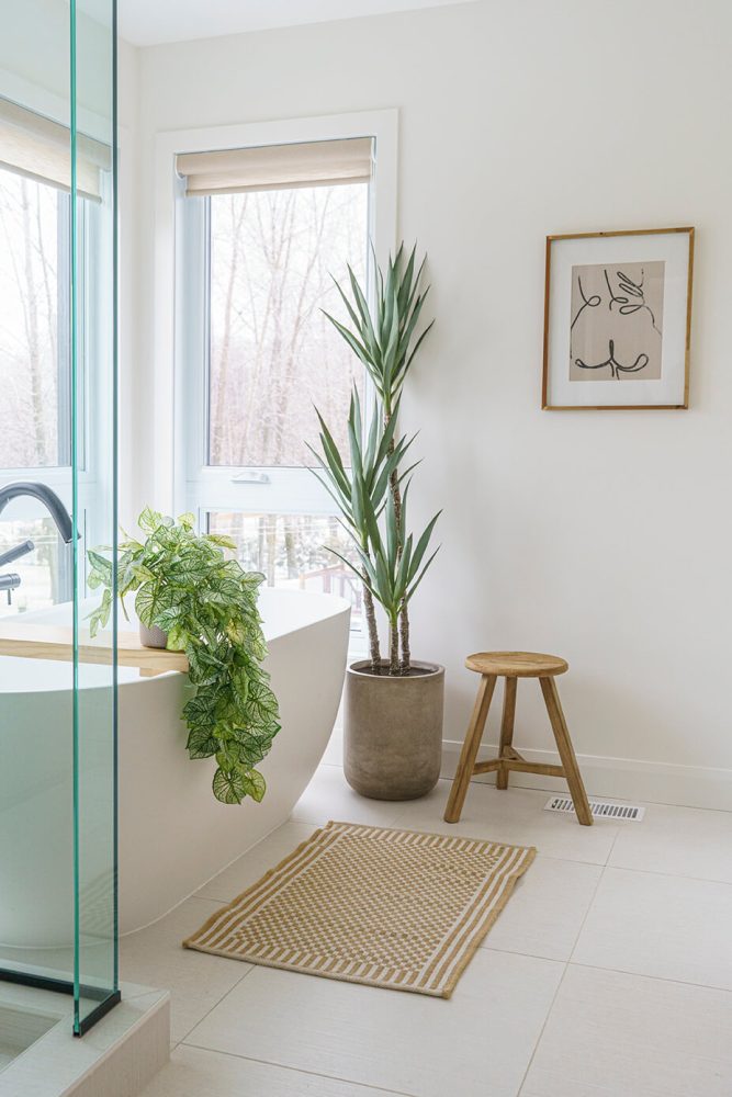 Yucca artificiel avec pot dans une salle de bain - Décors Véronneau