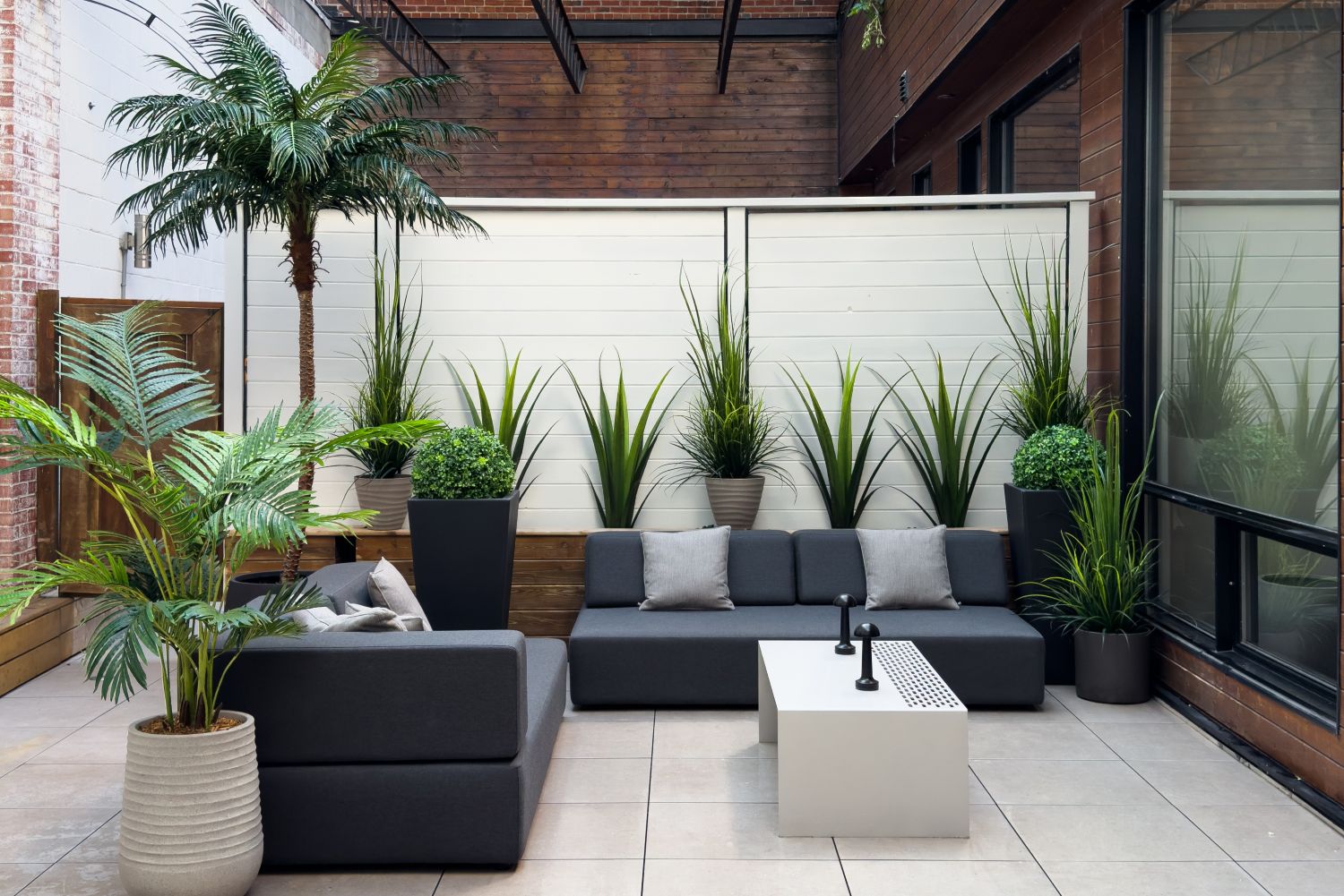 Terrasse urbaine en ville idée déco avec plantes - Décors Véronneau