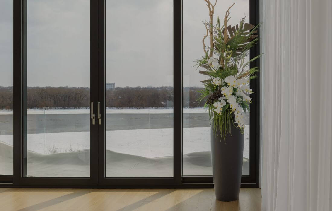 Design floral intérieur présentant un agencement de fleurs modernes dans un grand vase - Décors Véronneau