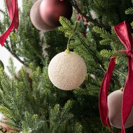 Boule de Noël de mini perles crème brillantes, 4'' - Décors Véronneau