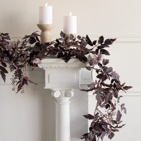 Guirlande automnale de feuilles de ruscus prune avec baies, 72'' - Décors Véronneau