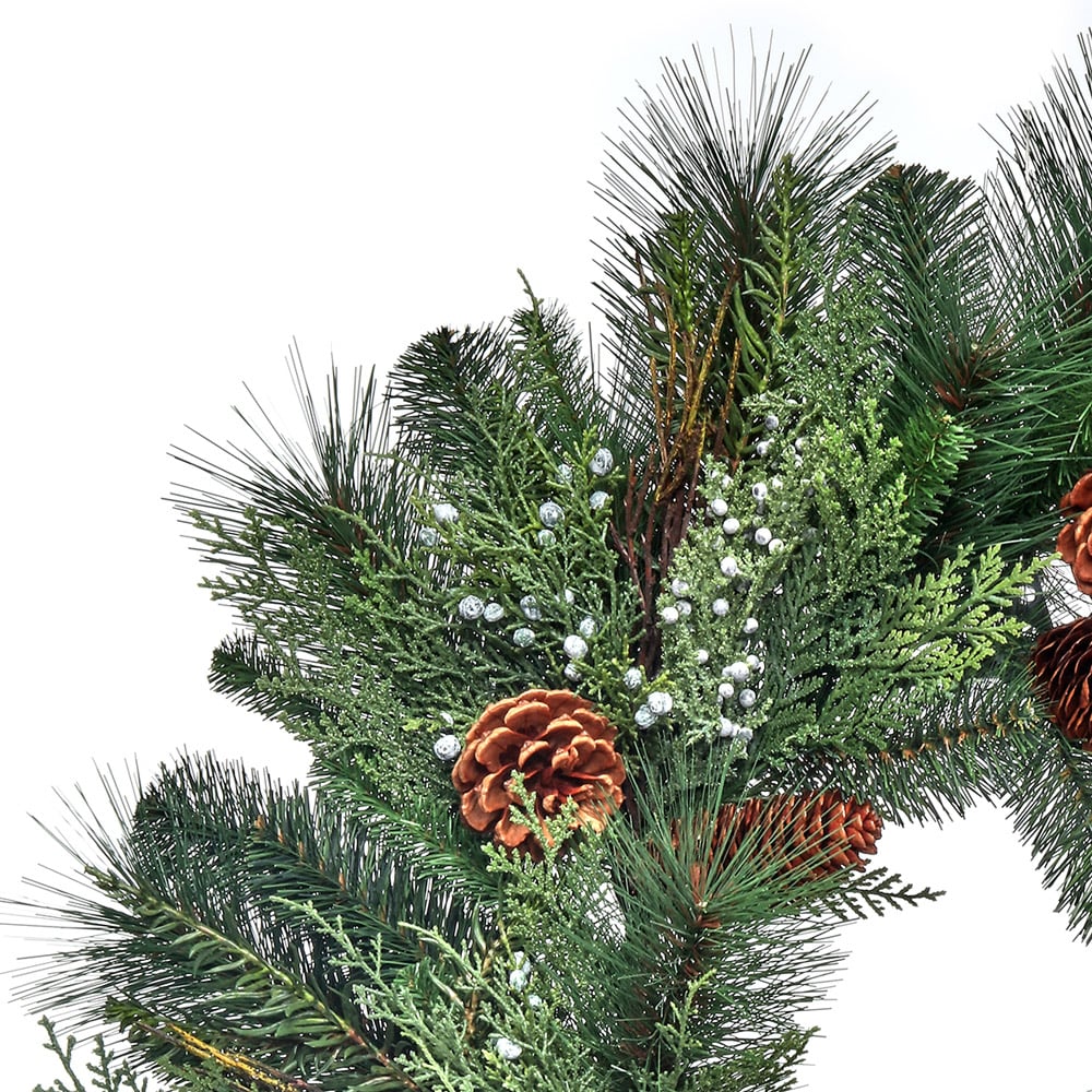 Couronne artificielle décorée de pin et baies de genévrier - Décors Véronneau